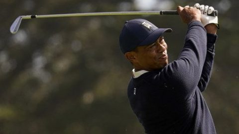 Putter goes cold, Woods struggles simply to make cut at PGA